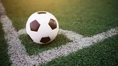 “阿贾克斯3-0大胜多特，罗伊斯点球入网，胡梅尔斯染红，欧冠小组赛四轮综述”