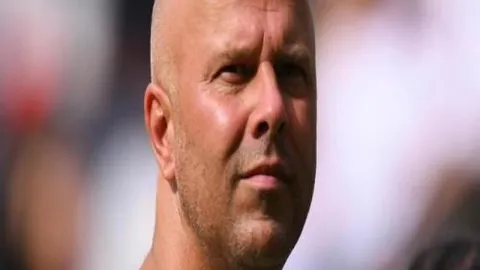 “萨拉赫成全球足坛香饽饽！沙特豪门及美职联球队竞相追逐，但1月转会窗开启，他能顺利加盟吗？”