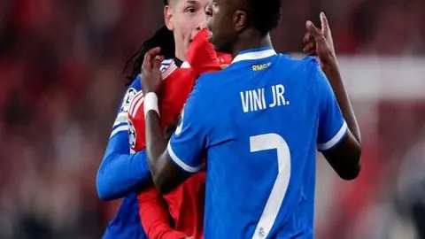 瓜迪奥拉与萨拉赫球员通道互动愉快，氛围和谐